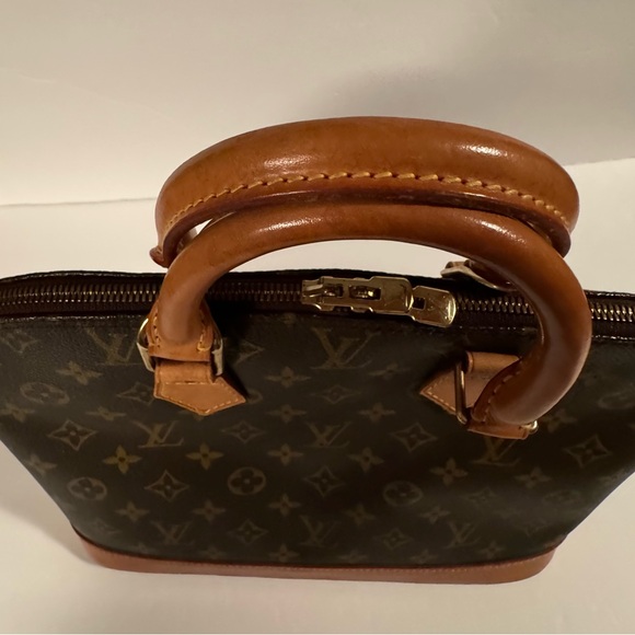 Louis Vuitton Alma - Picture 5 of 16